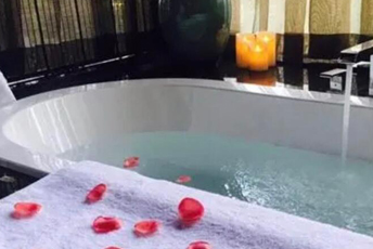 北京昌平区水疗池中的失重冥想：当身体学会漂浮